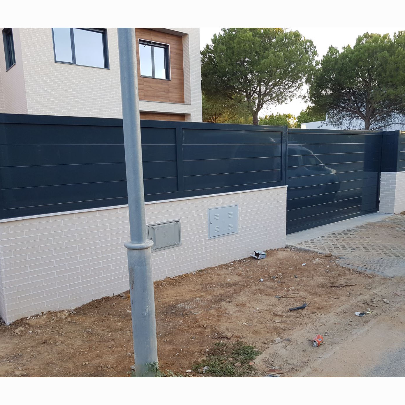 Valla de Aluminio con Lamas Horizontales y Puerta Integrada