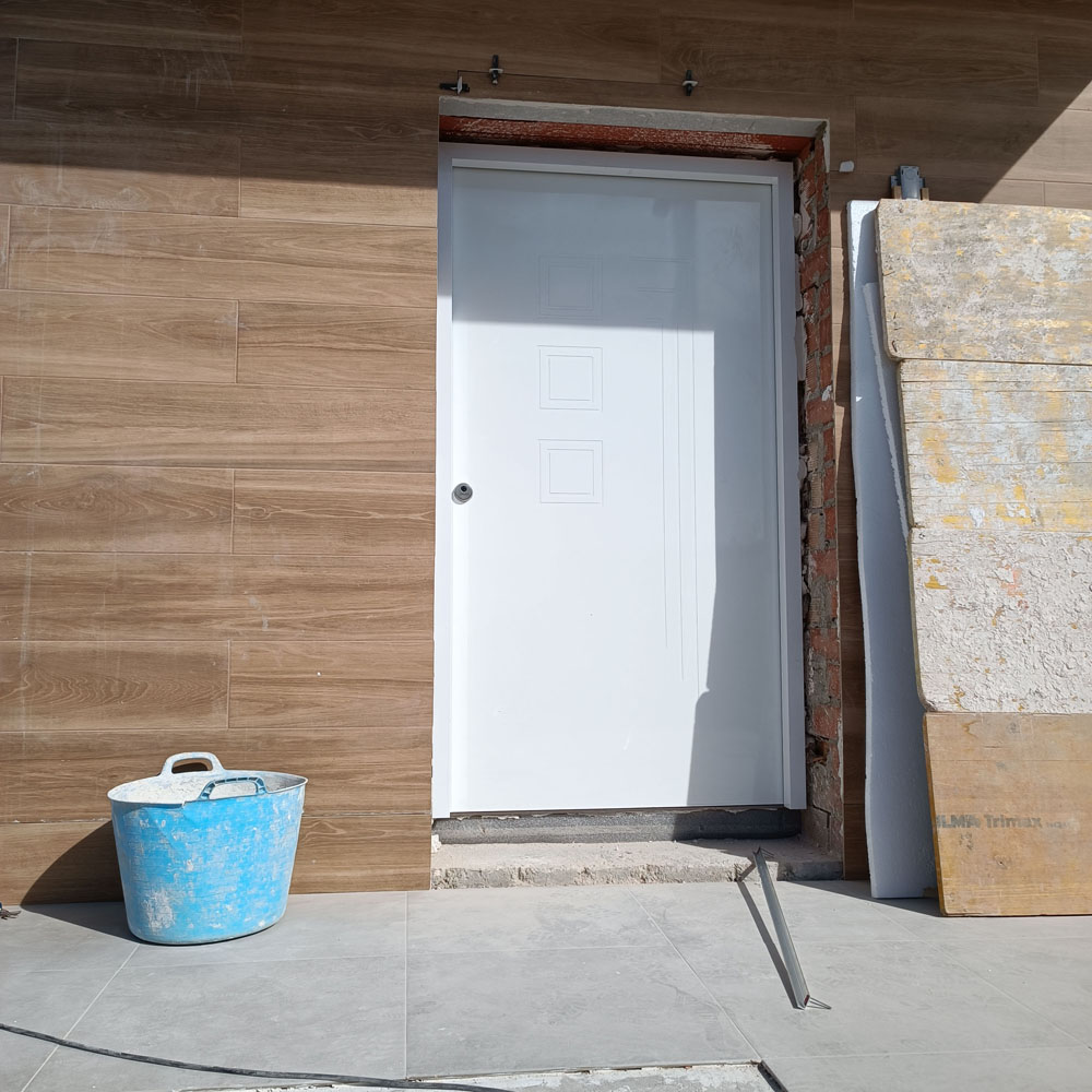 Puerta de Entrada Metálica Blanca con Diseño Minimalista