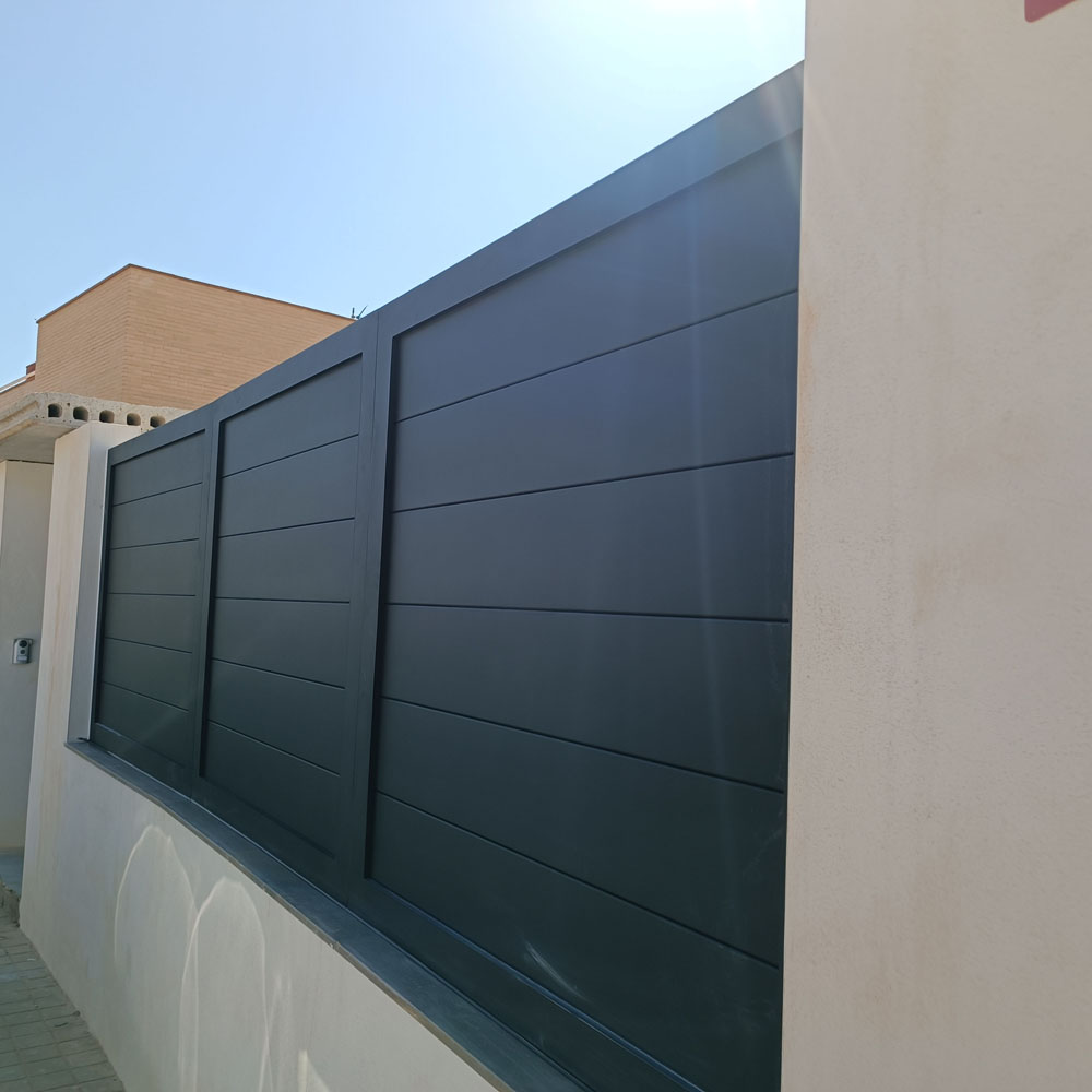 Verja de aluminio gris antracita para privacidad con diseño horizontal