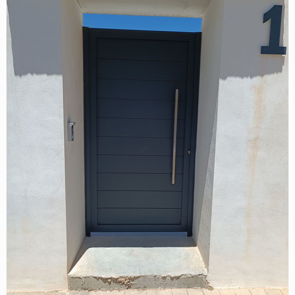 Puerta de entrada con tirador vertical
