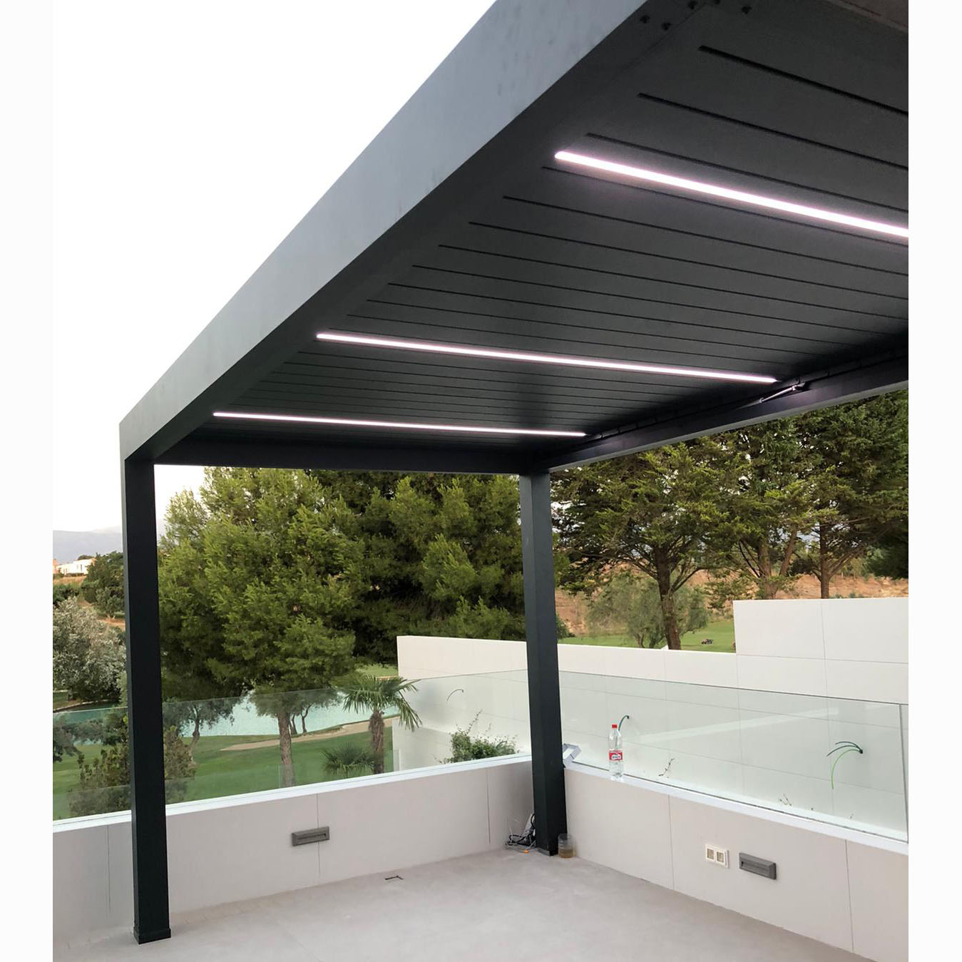 Pérgola Bioclimática de Aluminio con Iluminación LED