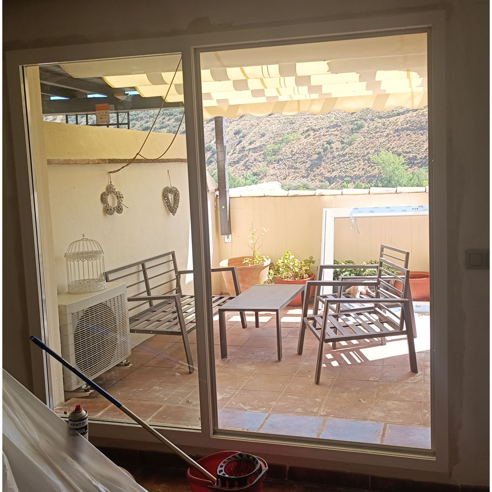 Puerta ventana corredera de cristal para acceso a terrazas