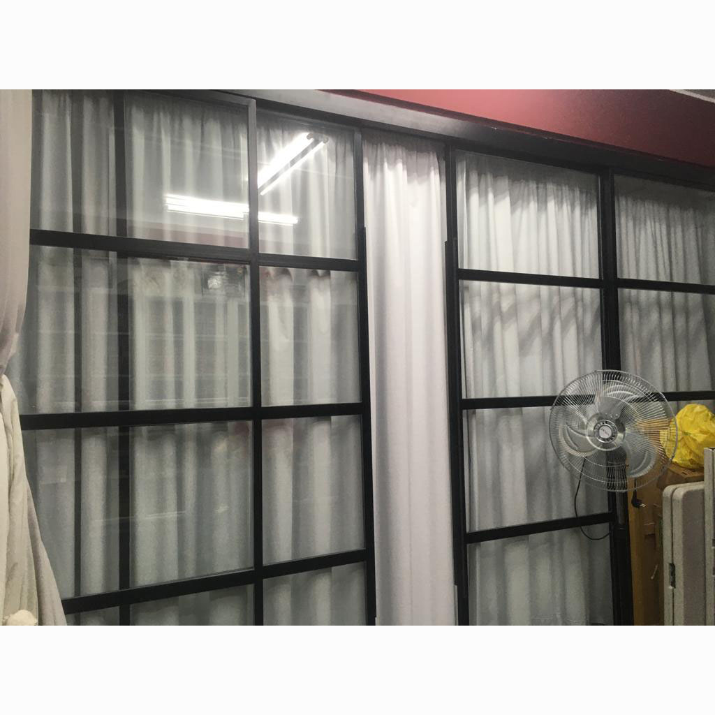 Puerta Corredera de Aluminio Negro con Cristal