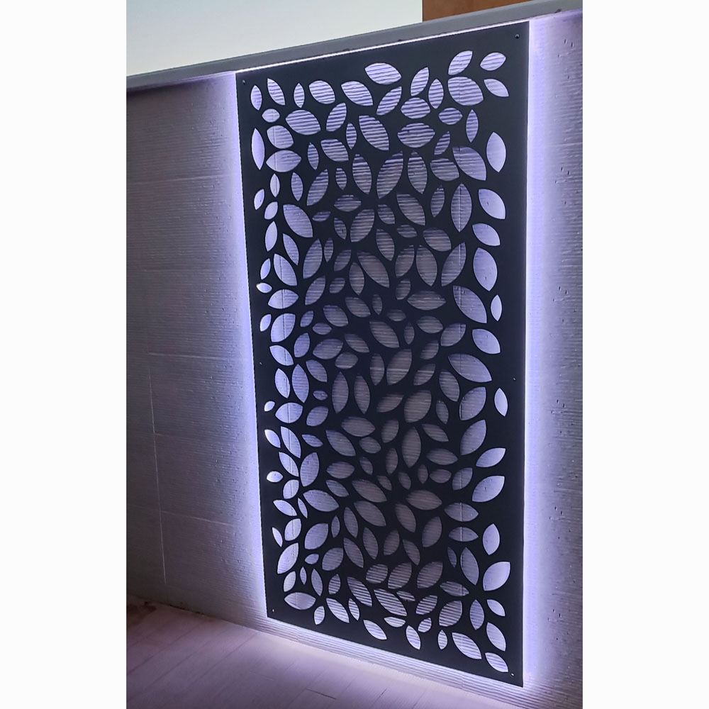 Panel decorativo perforado con diseño de hojas e iluminación LED