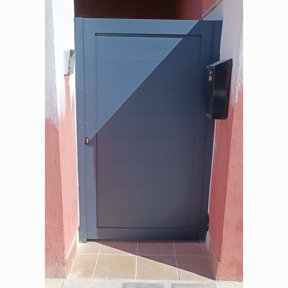 Puerta peatonal gris antracita con diseño de líneas horizontales
