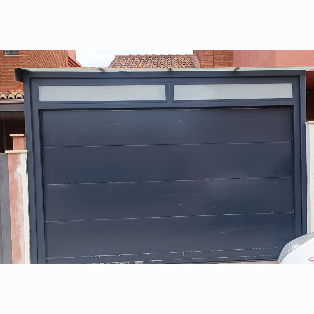 Puerta de garaje gris con ventanas superiores