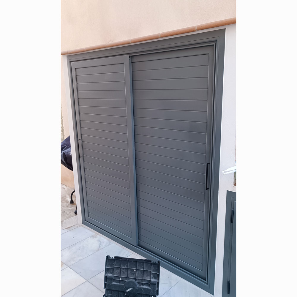 Puerta corredera de aluminio con diseño moderno