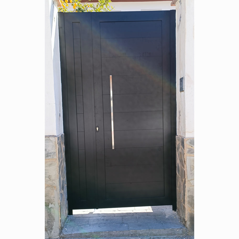 Puerta negra de entrada con detalle vertical metálico