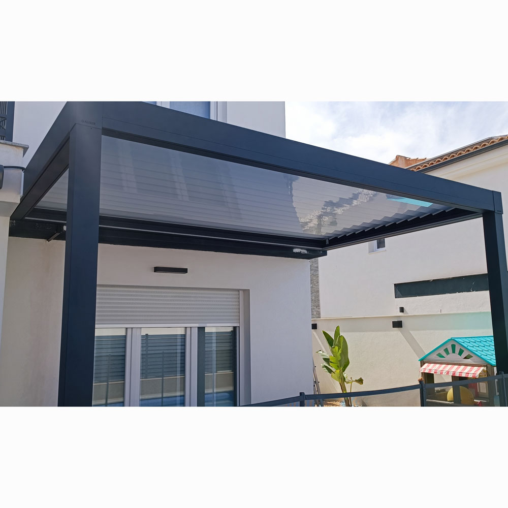 Pérgola bioclimática con estructura metálica y techo translúcido