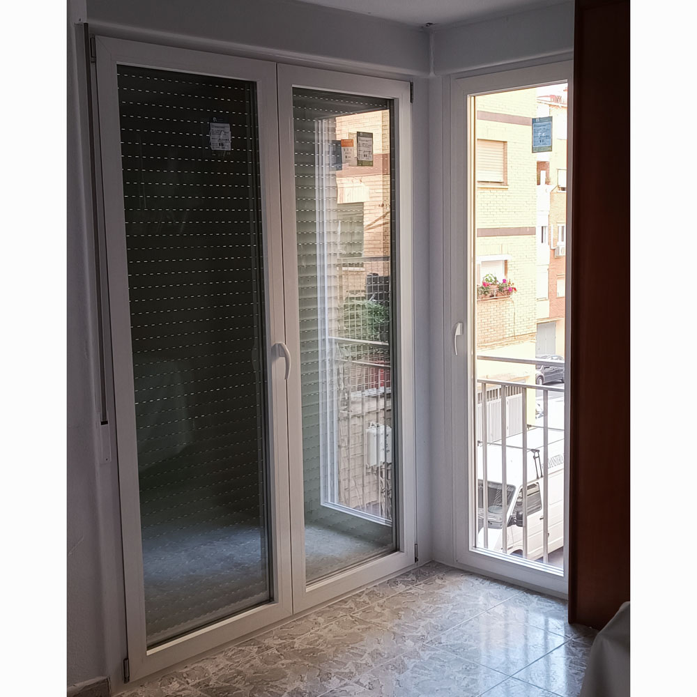 Puerta abatible blanca con ventana de cristal y persianas integradas