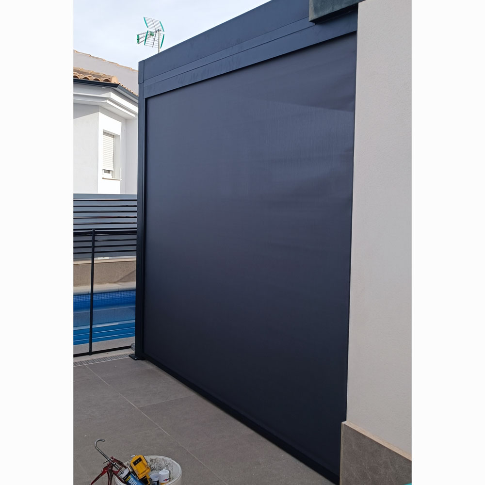 Panel divisor en color negro con estructura metálica