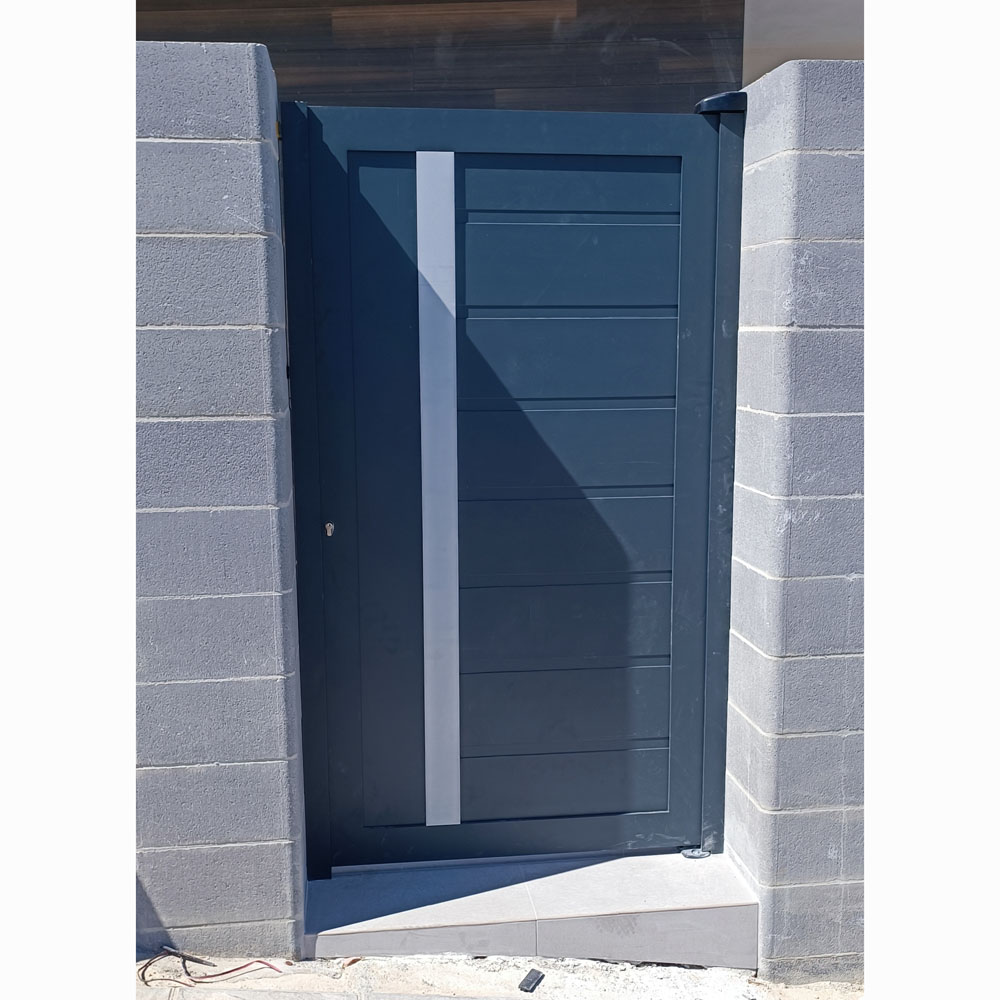 Puerta de entrada en color negro con franja decorativa gris