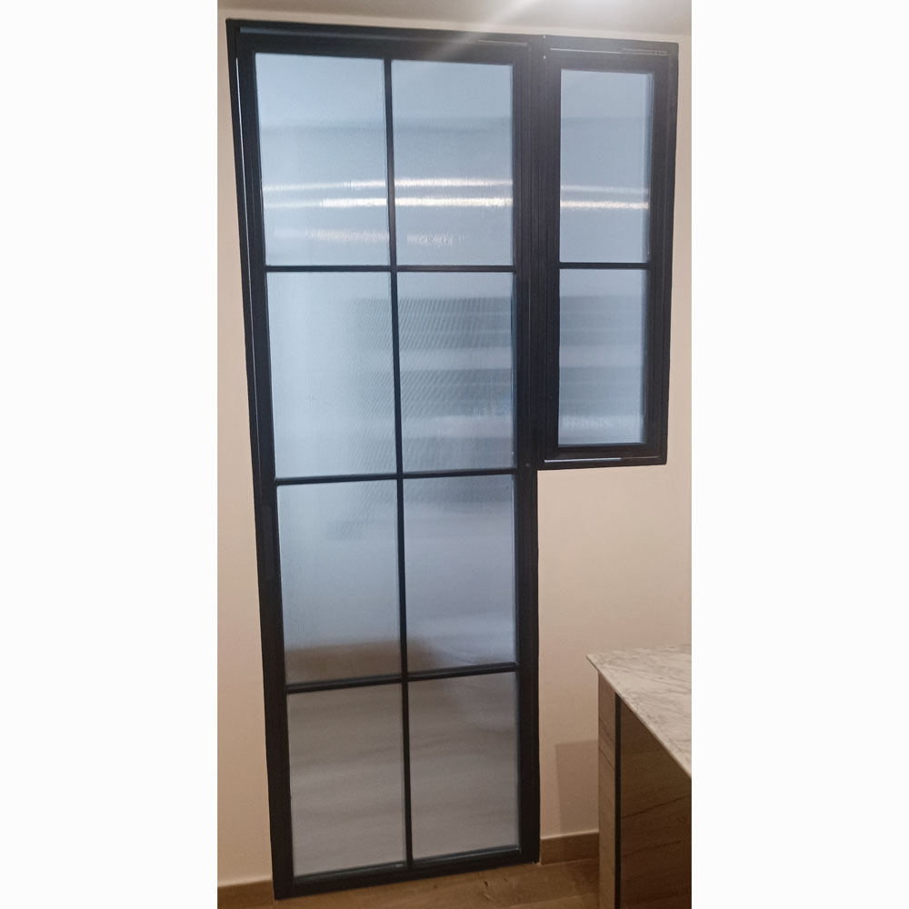 Puerta de cristal con marco negro y diseño de cuadrículas