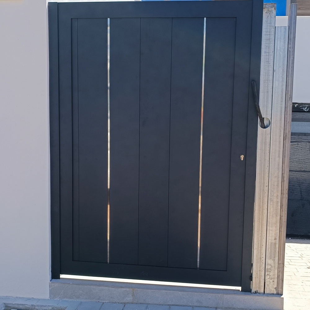 Puerta externa para casa en color negro con detalles lineales