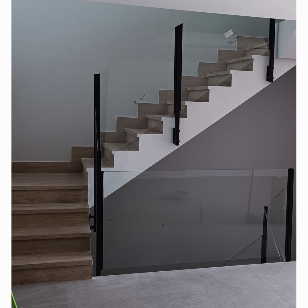 Barandilla de cristal con soportes metálicos para escalera