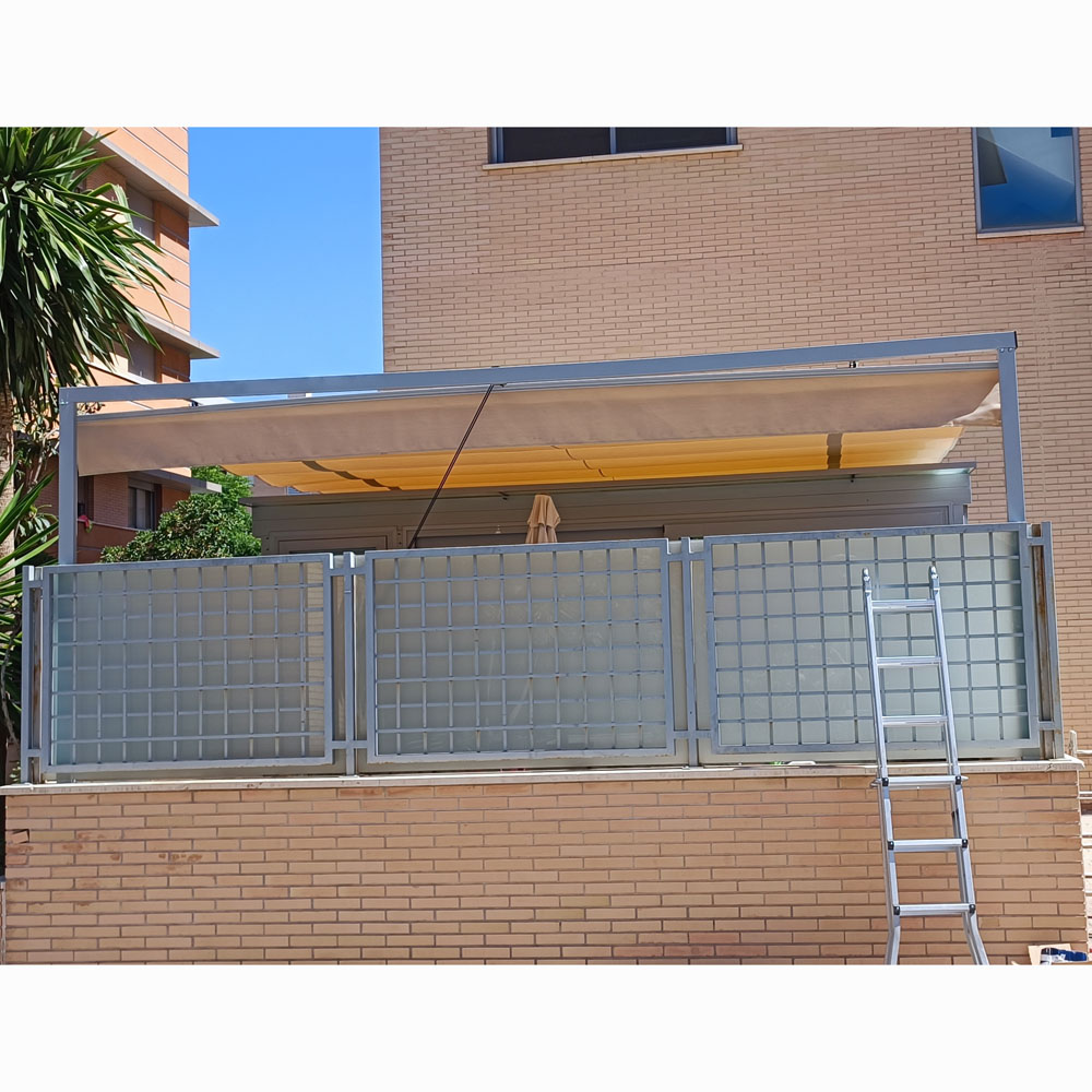 Toldo extensible beige en estructura metálica