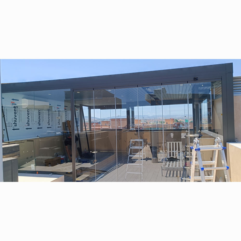 Cerramiento de terraza con estructura de cristal y aluminio