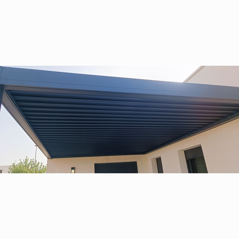 Pérgola bioclimática con lamas horizontales