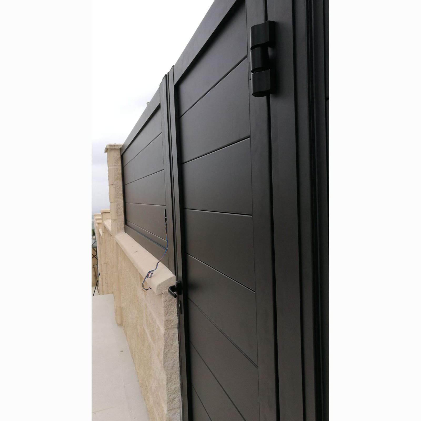 Puerta de Aluminio Minimalista con Lamas Horizontales