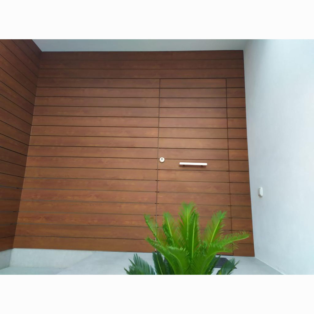 Puerta metálica integrada en pared simulando madera