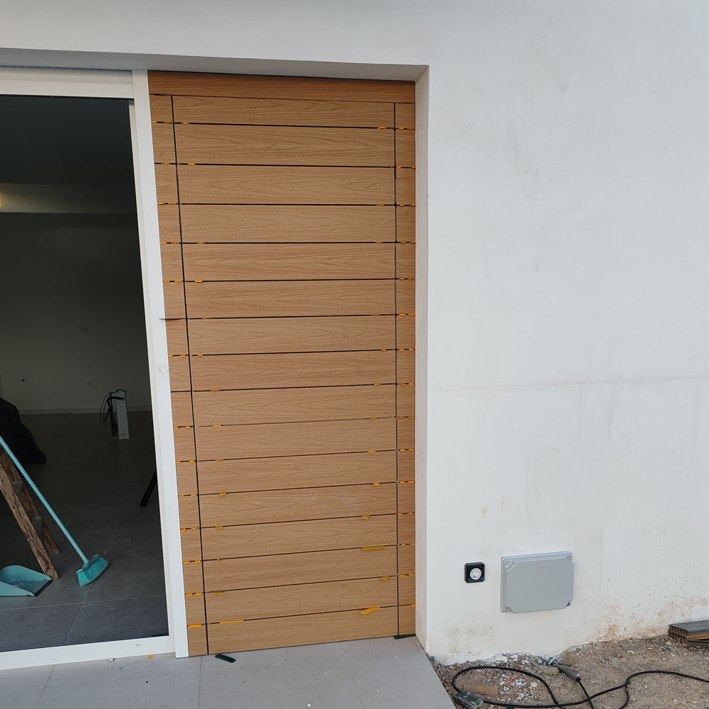 Puerta de exterior de madera con lamas horizontales