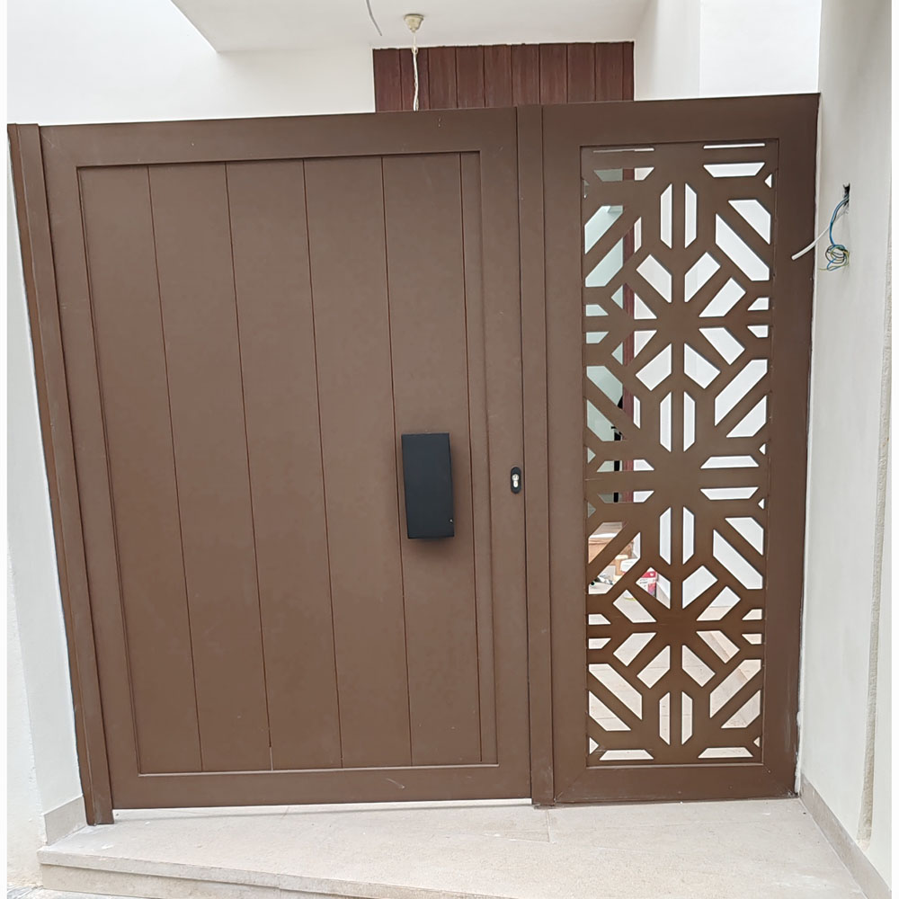 Puerta Metálica con Diseño en Panel Lateral