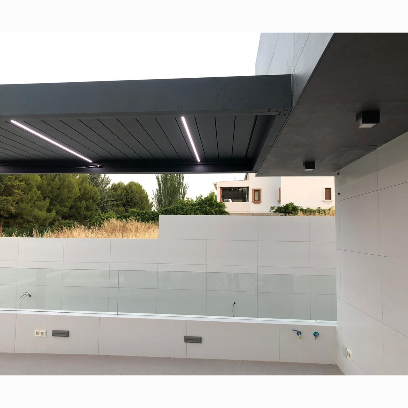Pérgola Bioclimática de Aluminio con Lamas Regulables e Iluminación LED