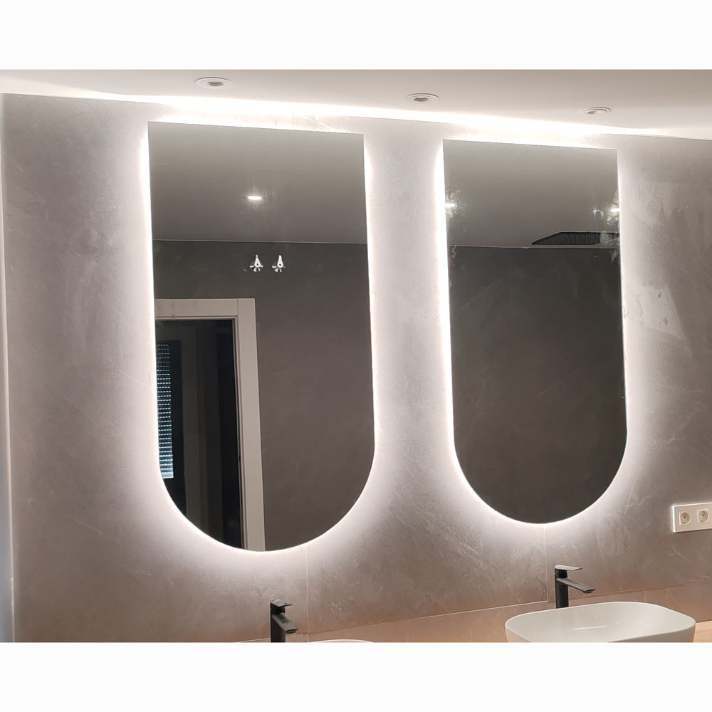 Espejo con Luz LED y Forma Curvada para Baño